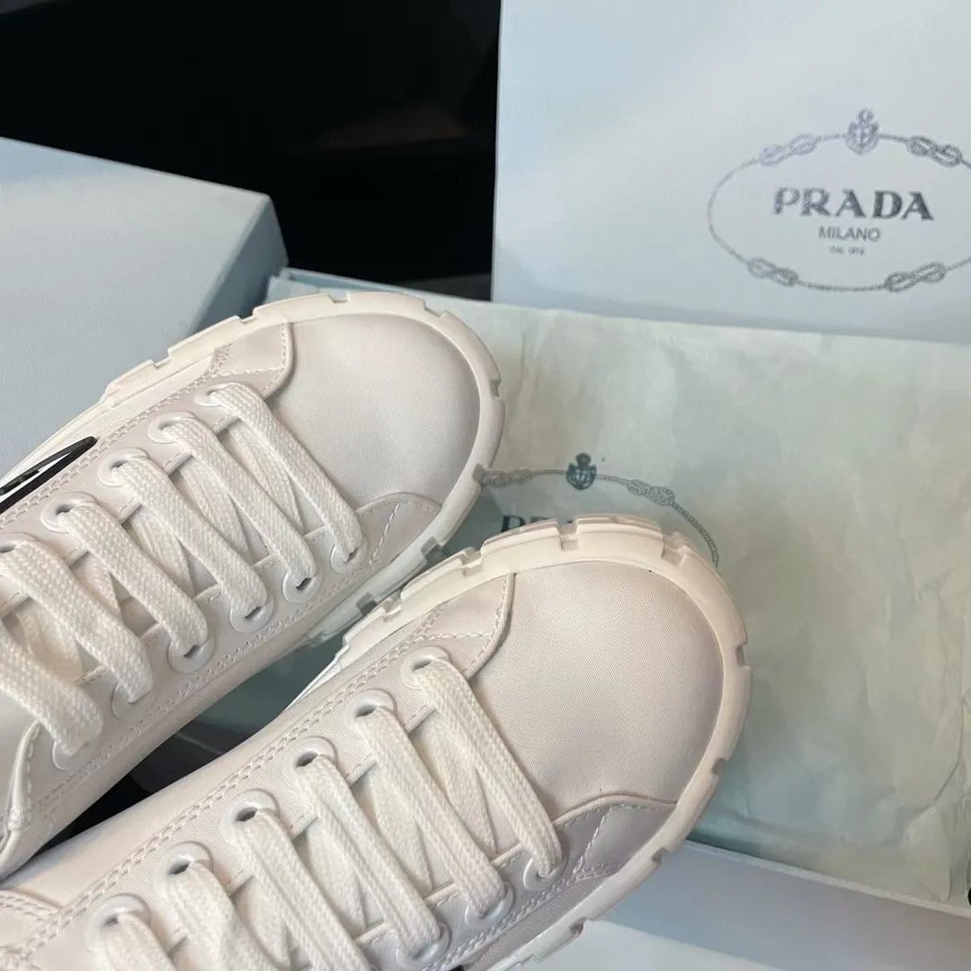 P420👟👟 2024 launches Prada’s latest catwalk shoes, the dad shoe series ͏ 💥PRADA early spring T-stage catwalk style👠Small fresh air with a little expensive feel, very perfect on the feet💃Elegant and elegant, crystal clear, regardless of the quality of accessories, they are all customized one-to-one, zero distance from the original version 1⃣Upper: imported nylon waterproof cloth + glue injection molding process 2⃣Inner lining: mixed sheepskin lining 3⃣Outsole: original one-to-one molded TPU outsole 4⃣🔺Original packaging Heel height 5cm 5⃣Number: 34-40🐎